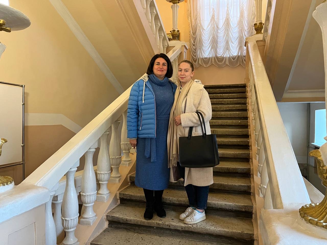 на концерті Музичний стендап Оксана Довгань з Марією Хімчак